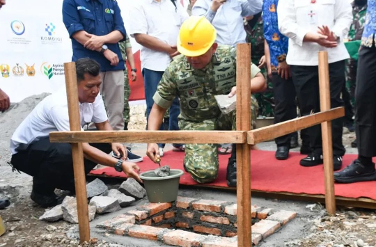 Mayjen TNI Achiruddin saat melakukan peletakan batu pertama Gerai, Pergudangan, dan Kelengkapan KMP di Kelurahan Sampangan, Kecamatan Gajah Mungkur, Kota Semarang (foto; Pendam IV/Dip)