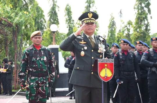 Pangdam IV/Diponegoro Mayjen TNI Achiruddin, S.E., M.Han. memimpin upacara penghormatan yang berlangsung khidmat di TMPN Giri Tunggal, Semarang