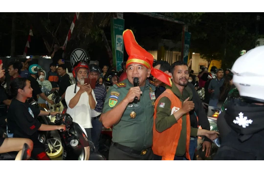 Pangdivif 3 Kostrad), Mayjen TNI Bangun Nawoko, turun mengatasi   kerusuhan di Kantor DPRD Makassar (Foto: Penkostrad)