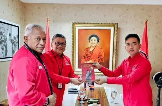 Sekretaris Jenderal PDI Perjuangan (PDIP) Hasto Kristiyanto memberikan buku kepada Wali Kota Surakarta Gibran Rakabuming Raka di DPP PDIP, Jakarta Pusat, Senin, 22 Mei 2023. Foto: Istimewa)