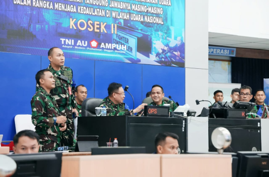 Pangkoopsud II, Marsda Deni Hasoloan Simanjuntak tinjau Latihan Pertahanan Udara Cakra B-25 Thn 2025. (Foto: Dispen AU)