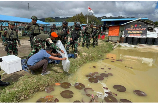 Pangkoopsud III) Marsda TNI Dr. Azhar Aditama D, menabur bibit ikan  saat kunjungan kerja ke Distrik Oksibil, Kabupaten Pegunungan Bintang, Papua Pegunungan, Sabtu (14/06/2025). (Foto: Dispen AU)