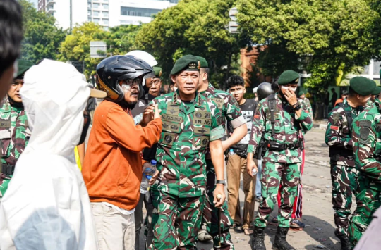 Pangkostrad, Letnan Jenderal TNI Mohammad Fadjar, saat meninjau   lokasi aksi unjuk rasa di depan Mako Brimob, Kwitang (Foto: Penkostrad)