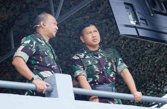 Marsda TNI Muzafar, S.Sos., M.M., menyaksikan langsung geladi bersih di Air Weapon Range (AWR) Buding, Lanud H. AS. Hanandjoeddin, Belitung, Provinsi Kepulauan Bangka Belitung, (Foto : Dispen AU)