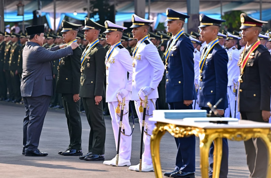Presiden RI Prabowo Subianto saat memimpin upacara Prasetya Perwira TNI–Polri Tahun 2025  (Foto: BPMI Setpres)