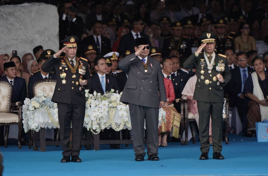 Panglima TNI Jenderal Agus Subiyanto No 3 depan saat mengikuti upacara peringatan Hari Bhayangkara ke-79. ( Foto : Puspen TNI).