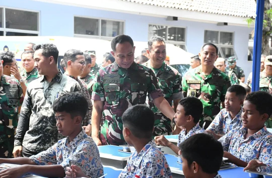 Panglima TNI Jenderal TNI Agus Subiyanto saat meresmikan SPPG 01di Lanud Adi Soemarno