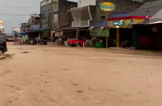 Banjir bandang membuat jalan berubah menjadi "sungai" besar
