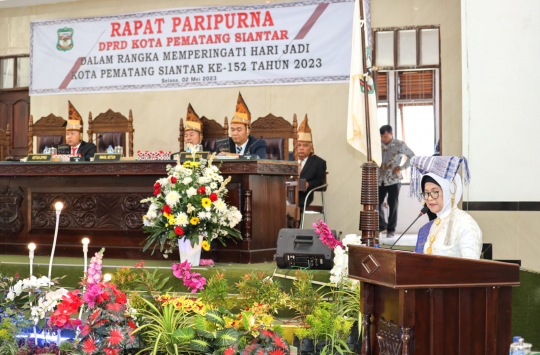 Walikota Pematangsianțar menyampaikan pidato dalam rapat paripurna