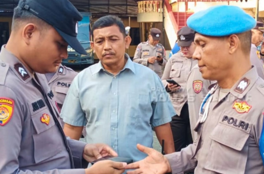 Seksi Propam Polres Pematangsiantar menggelar pemeriksaan mendadak HP milik personel. ( Foto: Humas P. Sianatar)