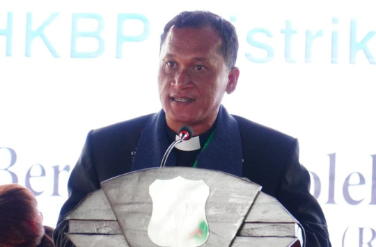 Pdt. Herbin Marulitua Purba, M.Th, saat menyampaikan kata sambutan pada Perayaan Paskah HKBP Distrik V Sumatera Timur pada Minggu, 18 Mei 2025. (Foto: Kabarnas.com)