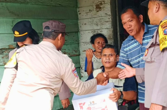 Kapolsek Siantar Utara AKP Jahrona Sinaga, SH menyerahkan langsung paket sembako kepada Bapak Pikson Saragih yang mengalami kelumpuhan, didampingi Bhabinkamtibmas Aiptu Hotlan Damanik dan Aiptu Budiman Purba ( Foto: Humas Polres Pematangsiantar)