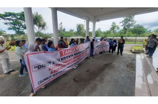 Ket foto: Para Pegawai PDAM Tirta Lihou saat melakukan demo di depan Kantor DPRD Simalungun (foto:Mistar)