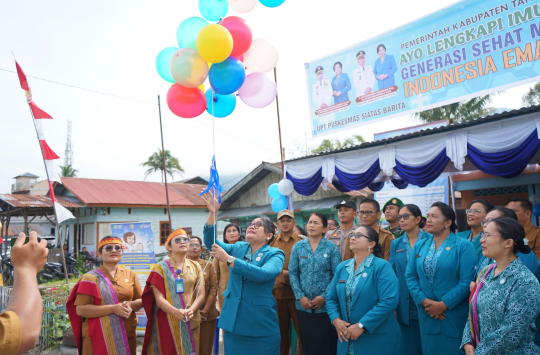Ketua Pos Yandu Taput, Ny .Neny Angelina JTP Hutabarat, br Purba saat memimpin Launching PID Tingkat Kabipaten
