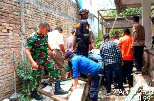 Pekerja Tertimpa Reruntuhan Bangunan di Jalan Simbolon Pematangsiantar, Polisi dan Damkar Lakukan Evakuasi