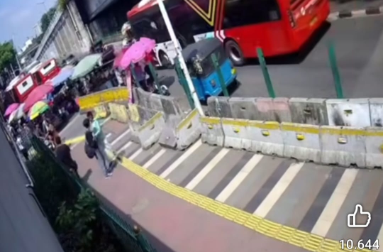 Kejadian pemalakan di pasar Tanah Abang (tangkapan layar jakartapusat.info)