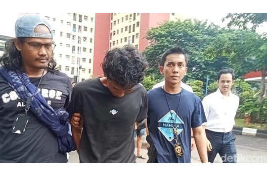 Pelaku berpakaian kaos hitam (tengah) saat diamankan