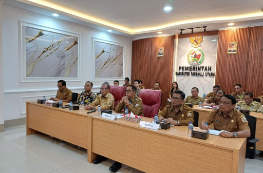 Bupati Taput, JTP Hutabarat saat  memimpin entry meeting dalam rangka pemeriksaan serentak Semester II Tahun Anggaran 2025 se-Sumatera Utara yang dilaksanakan BPK RI Perwakilan Sumut.