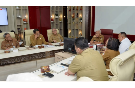 Wakil Gubernur Sumatera Utara, Surya bersama staff saat mengikuti Rakor Pengendalian Inflasi Daerah yang digelar secara virtual