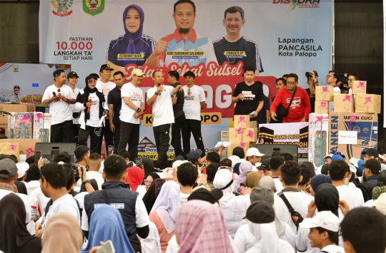 Gubernur Sulawesi Selatan, Andi Sudirman Sulaiman, secara resmi menyerahkan dana sebesar Rp 3,5 miliar kepada Pemerintah Kota Palopo. (Foto: Dok. Pemprov Sulsel)