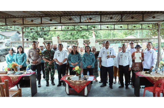 Acara penyerahan 210 sertifikat tanah kepada warga Desa Buluduri, Kecamatan Lae Parira