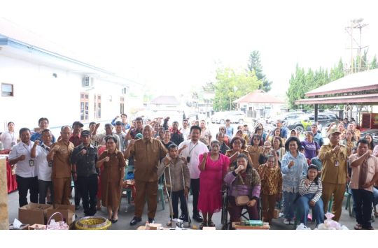 Bupati Dairi menyalurkan bantuan bagi Penyandang Disabilitas