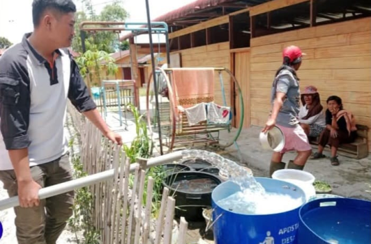Petugas BPBD Humbahas bersama UPT SPAM saat menyalurkan air bersih menggunakan mobil tangki ke warga di Desa Sirisirisi, Kecamatan Doloksanggul.