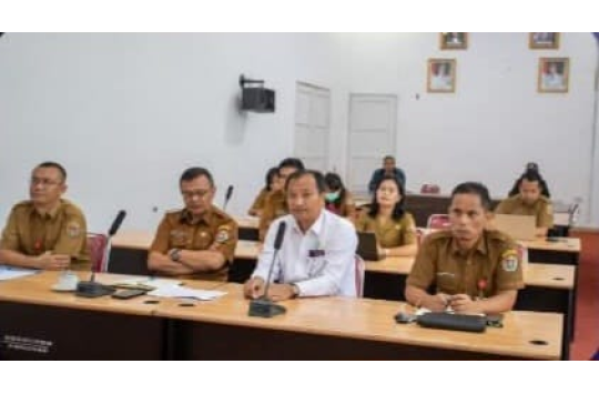 Asisten Perekonomian dan Pembangunan, Martogi Purba, didampingi  Kadis PKP, Anggiat Simanullang, Kadis Kominfo Batara Franz Siregar, serta KepalaBPS Humbahas Tomry Aritonang mengikuti rapakornas secara Virtual