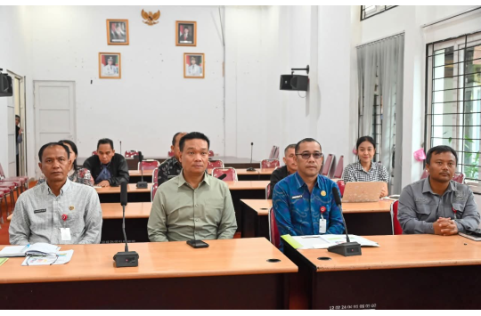 Bupati Humbahas, Dr. Oloan P. Nababan,  bersama jajarannya saat mengikuti  Rapat Koordinasi Evaluasi Capaian Program TBC 2025 secara virtual.