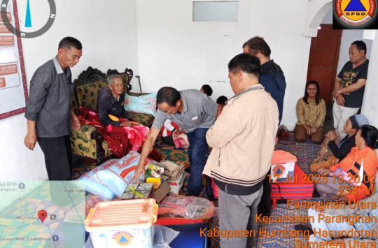 Pemkab Humbahas, melalui Dinas Sosial, BPBD, dan Camat Paranginan Biduan Silaban, serta perangkat desa  memberikan bantuan sosial kepada korban musibah kebakaran di  di Desa Sihonongan, Kecamatan Paranginan.