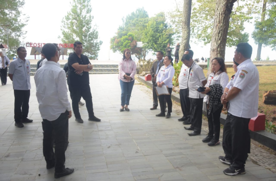 Sekda Humbang Hasundutan, Chr. Rudianto Marbun, M.Pd menyambut Dr. Dikky Anugerah S.Sos., MSP saat mengunjungi Geosite Sipinsur . (Foto: Humas Pemkab)