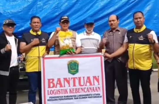 Pemkab Labura menyerahkan bantuan untuk korban terdampak banjir di Tapteng