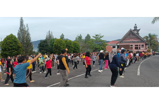 Acara senam massal Pemkab Pakpak Bharat di area parkir Kantor Bupati (foto:  Diskominfo Pakpak Bharat)