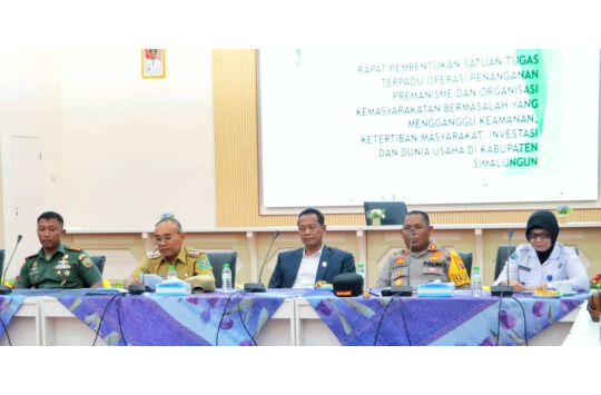 Bupati Simalungun, Dr H Anton Achmad Saragih, saat memimpin rapat pembentukan Satgas di Balei Harungguan Djabanten Damanik, Kantor Bupati Simalungun