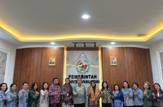 Wakil Bupati Tapanuli Utara, Dr. Deni Parlindungan Lumbantoruan, M.Eng, didampingi Kadis P2KB Taput Donna Situmeang, saat menerima kunjungan Kepala Perwakilan BKKBN Sumut, Fatmawati, di Kantor Bupati Taput, Kamis (28/8/2025).