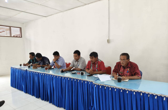 Rapat koordinasi untuk membahas pengelolaan donasi serta tindak lanjut penanganan pasca banjir bandang di Kecamatan Pahae Jae. (Foto : Humas Taput)