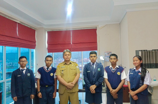 Wakil Bupati Tapanuli Utara, Dr. Deni Lumbantoruan, M. Eng, bersama lima siswa terbaik yang akan mengikuti Program Pelatihan Intensif IT DEL dan Prof. Yohanes Surya di Laguboti.