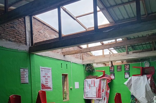 kondisi rumah beberapa warga mengalami kerusakan akibat terjangan angin kencang.(Foto:Loksa Situmeang/Kabarnas.id)
