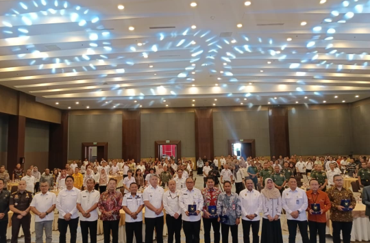 Wakil Bupati Tapanuli Utara Dr. Deni Lumbantoruan, ST., M.Eng bersama Kepala Bappelitbangda Kristina Nahampun menghadiri Rapat Koordinasi Pemanfaatan Data Kependudukan dan Informasi Kewilayahan di Hotel Santika Medan, Rabu (12/11/2025).