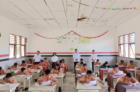 Wakil Bupati Tapanuli Utara, Dr. Deni Parlindungan Lumbantoruan, ST., M.Eng., bersama Kepala Dinas Pendidikan Bontor Hutasoit saat meninjau kegiatan belajar mengajar di SD Negeri No. 173303 Gonting Bahal Batu II, Kecamatan Siborongborong, Rabu (24/9/2025)