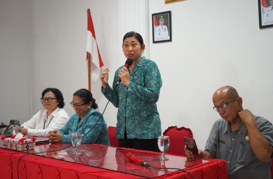 Ketua II TP PKK Taput, Ny. Lisa Deni Lumbantoruan, saat mengucapkan terima kasih kepada Kementerian Sosial RI dan jajarannya atas bantuan ATENSI. (Foto: Loksa Situmeang/ Kabarnas.com)