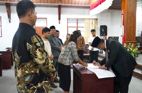 Wakil Bupati Tapanuli Utara, Dr. Deni Palindungan Lumbantoruan, M.Eng bersama unsur pimpinan DPRD saat menandatangani Berita Acara Persetujuan Bersama Ranperda Perubahan APBD 2025 di Ruang Paripurna DPRD Taput, Tarutung, Kamis (31/7/2025).