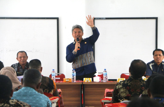 Wakil Bupati Taput Dr. Deni Palindungan Lumbantoruan memberikan arahan pada kegiatan MKKS SMP se-Tapanuli Utara di SMP Negeri 3 Tarutung, Kamis (31/07/2025). (Foto: Loksa Situmeang/Kabarnas)