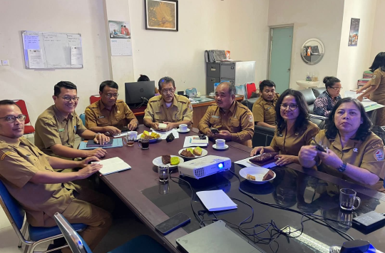 Plt. Asisten II Pemkab Taput, Fajar Gultom, didampingi OPD terkait saat mengikuti Rapat Asistensi Akhir Hibah Rehabilitasi & Rekonstruksi BNPB 2025 di Ruang Kerja Asisten II, Tarutung, Senin (1/9/2025).
