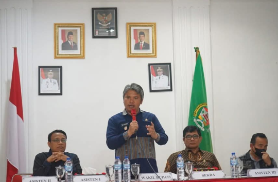 Wakil Bupati Taput, Dr. Deni Parlindungan Lumbantoruan, saat memimpin langsung rapat finalisasi HUT ke -80 Taput