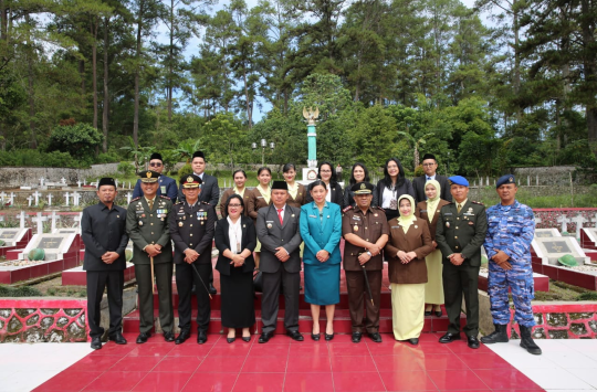 Jajaran Forkopimda Taput Foto Bersama di Taman Makam Pahlawan Usai acara Tabur Bunga Dalam Rangka Memperingati Harkitnas 20 Mei 2025. (Foto:  Dikominfotaput)