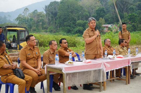 Wakil Bupati Tapanuli Utara, Dr. Deni Parlindungan Lumbantoruan, ST., M.Eng, meresmikan pemanfaatan lahan tidur di Desa Simanungkalit, Kecamatan Sipoholon, sebagai langkah mendukung ketahanan pangan dan pemulihan ekonomi masyarakat.