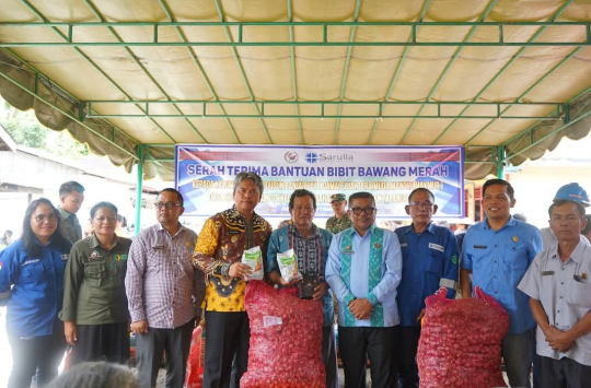 Wakil Bupati Taput Dr. Deni Parlindungan Lumbantoruan bersama jajaran Pemkab dan pihak SOL saat menyerahkan bantuan bibit bawang merah kepada kelompok tani di Desa Sigurunggurung, Kecamatan Pahae Jae.