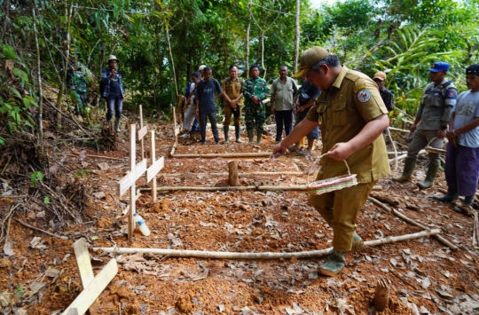 Wakil Bupati Tapanuli Utara bersama jajaran Pemkab Taput dan Forkopimca Parmonangan saat melaksanakan tabur bunga di lokasi bencana Dusun Sitonggitonggi dan Dusun Simarsalaon sebagai bentuk penghormatan bagi para korban.