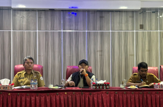 Bupati Taput Dr. Jonius Taripar Hutabarat bersama Wakil Bupati Dr. Deni Palindungan Lumbantoruan memimpin rapat pengelolaan sampah organik menjadi kompos di Aula Martua, Kantor Bupati Taput, Tarutung (5/8/2025). (Foto: Loksa Situmeang/Kabarnas.id)